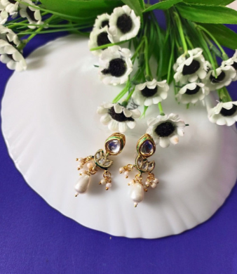 Gold-Plated Kundan-Studded & Baroque Pearl drops Beaded Jewellery Set
