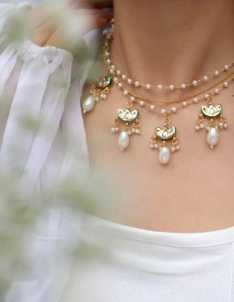 Gold-Plated Kundan-Studded & Baroque Pearl drops Beaded Jewellery Set